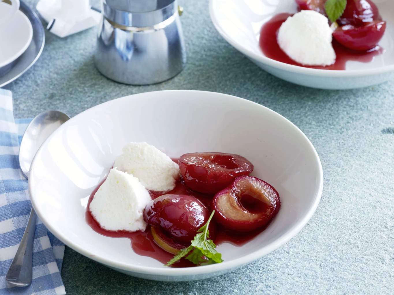 Zitronen-Mascarpone-Mousse mit roten Pflaumen