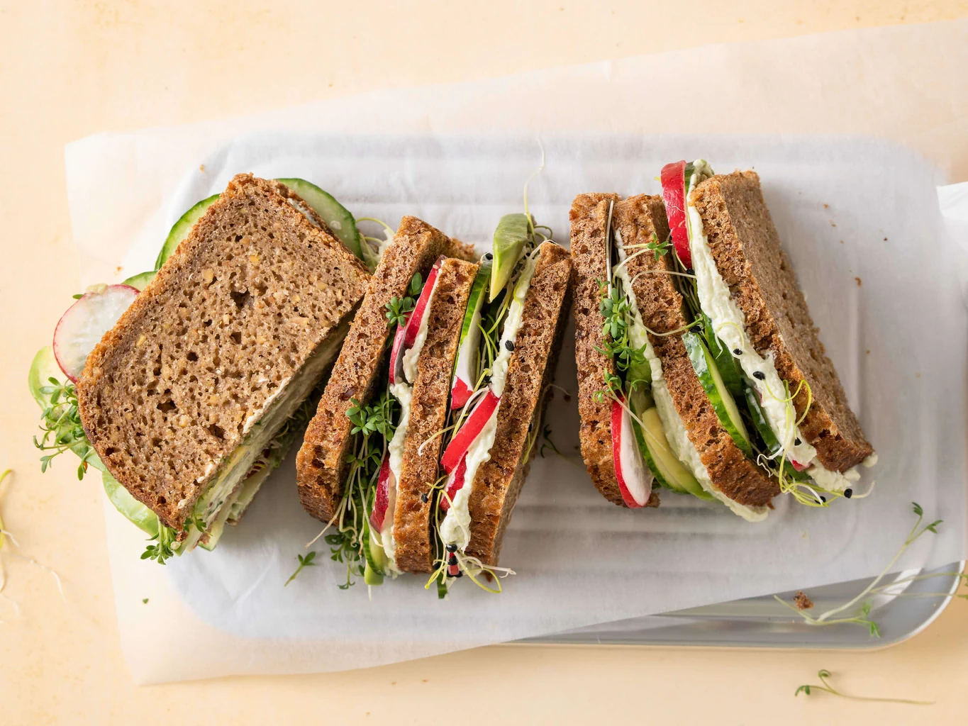 Panino con formaggio fresco, avocado e ravanelli