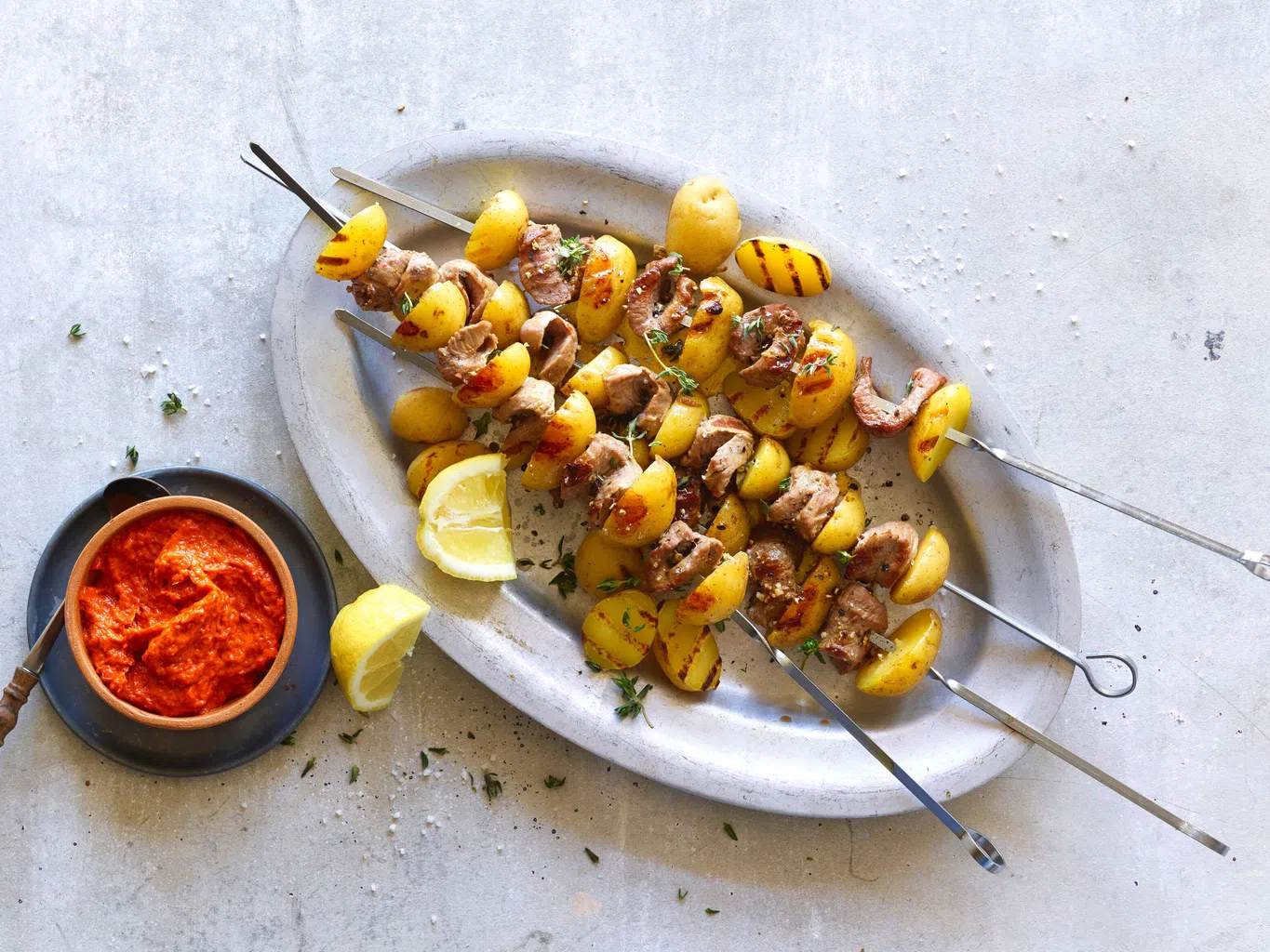 Brochettes d'agneau avec ajvar