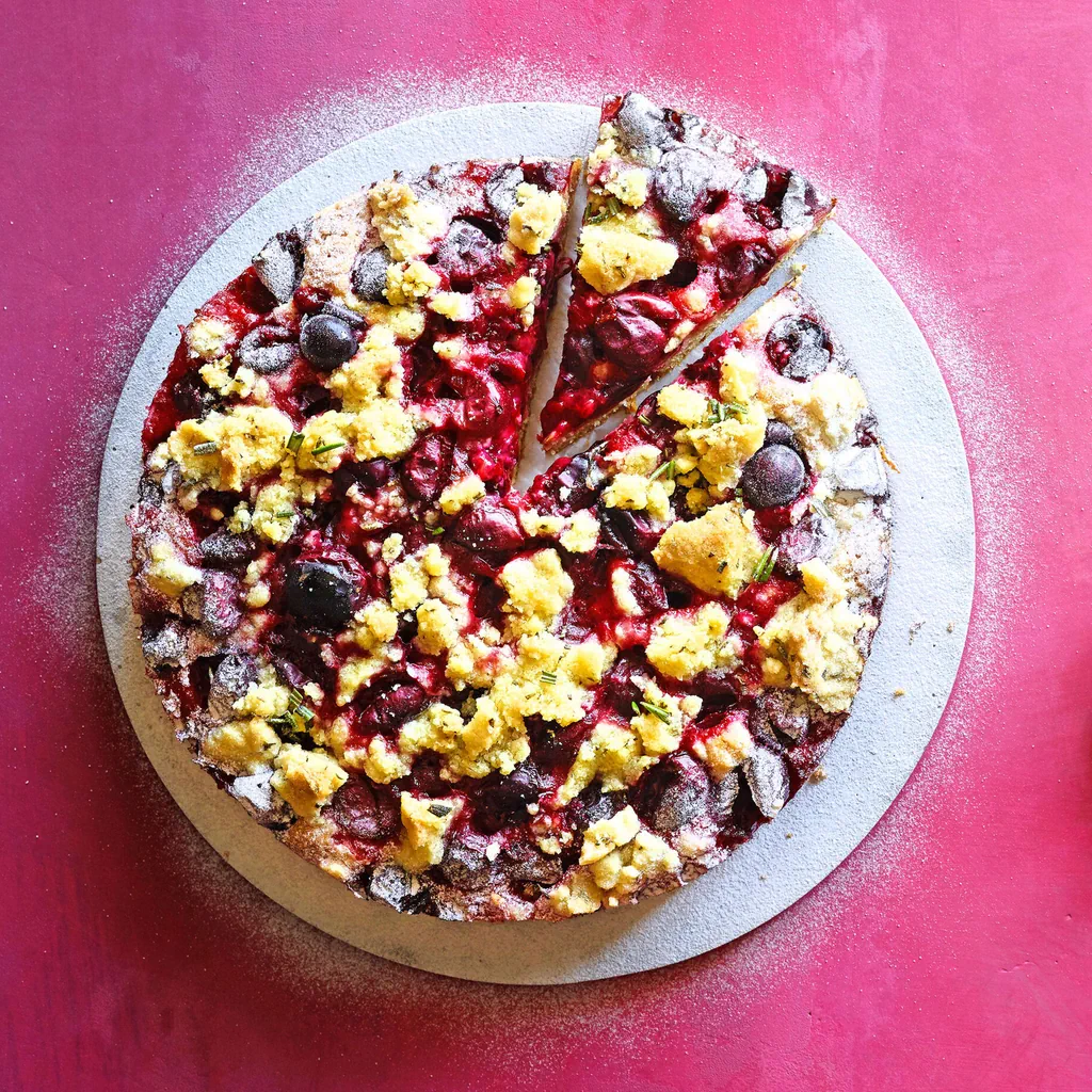 Torta all'uva spina con crumble al rosmarino