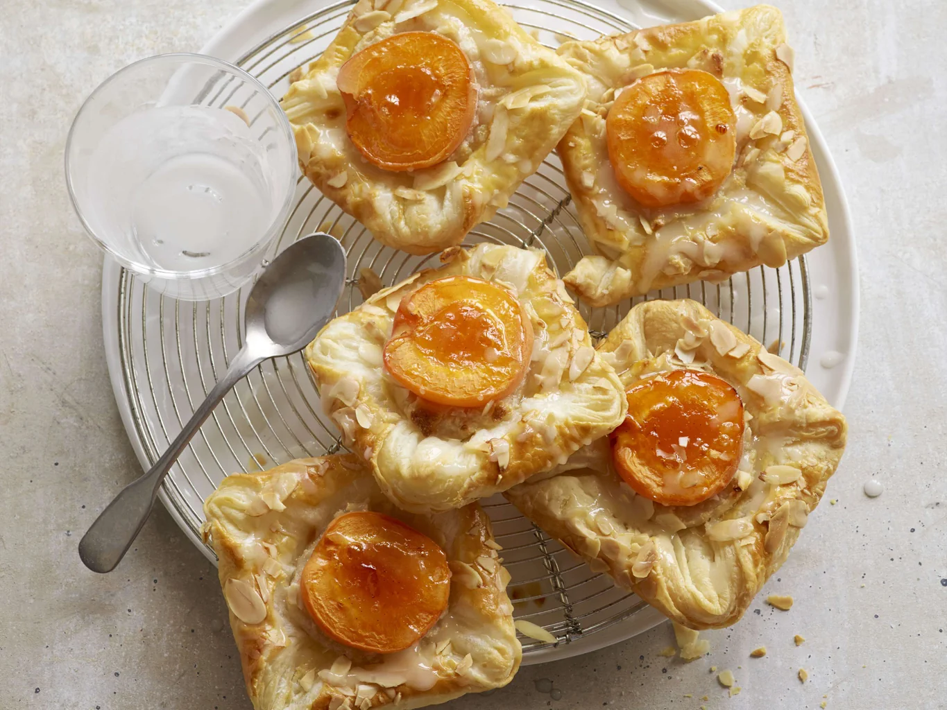 Sfogliatelle di albicocche e mandorle