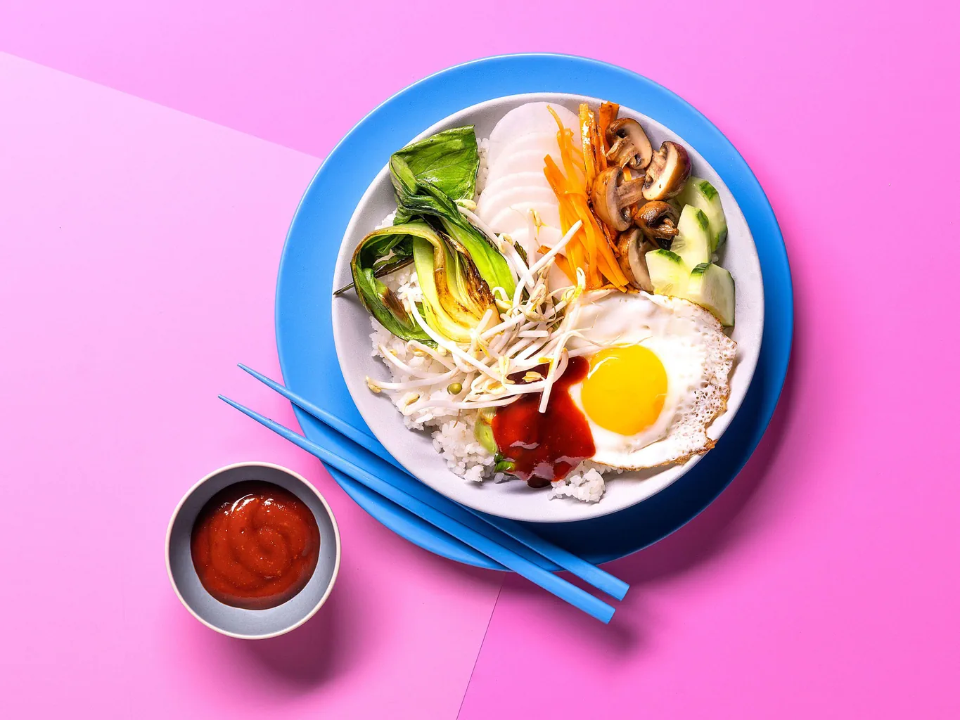 Riz aux légumes coréen et œuf au plat