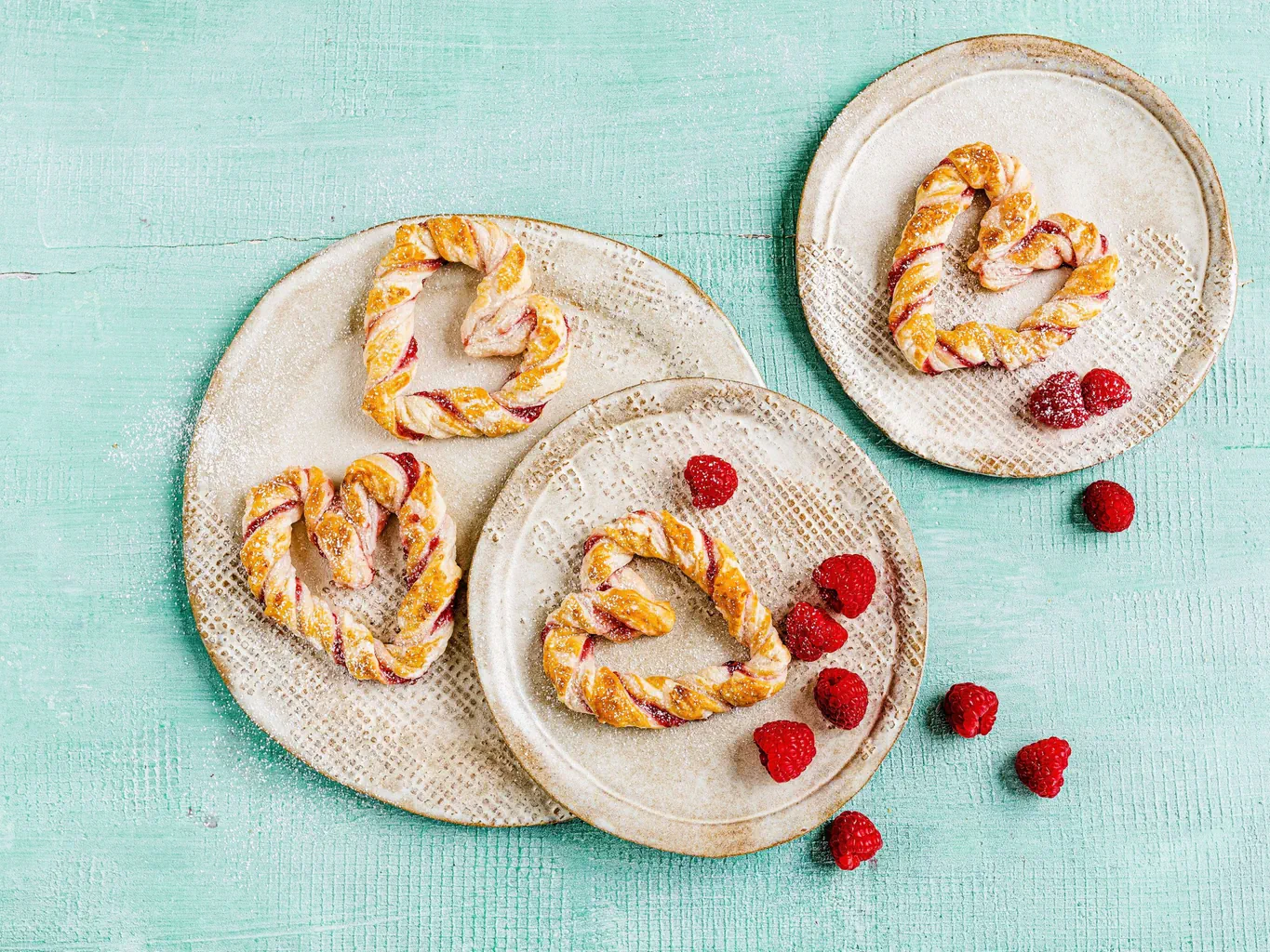 Cœurs de pâte feuilletée à la confiture