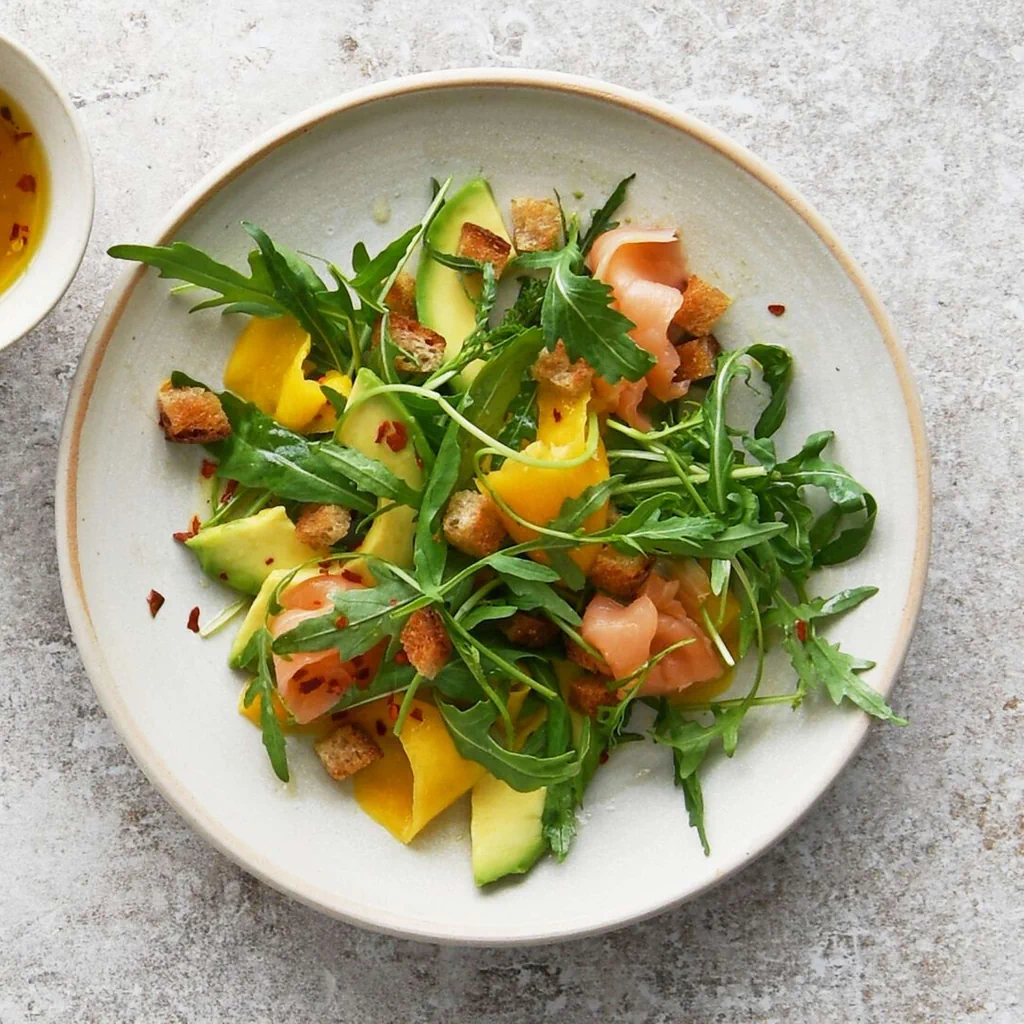 Insalata di rucola al mango e salmone affumicato con crostini