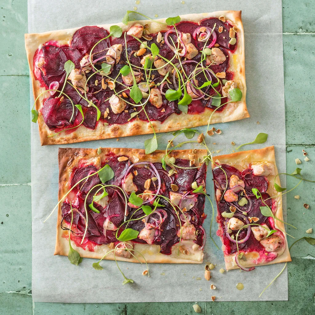 Tarte flambée à la betterave rouge et au poulet