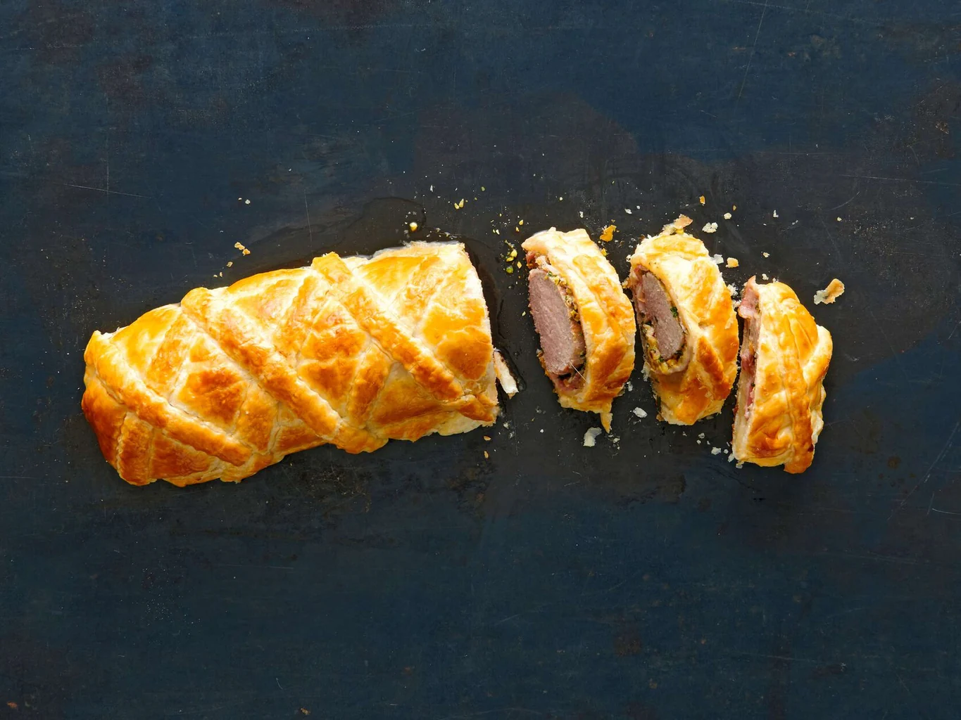 Schweinsfilet im Teig mit Frischkäse und Pistazien