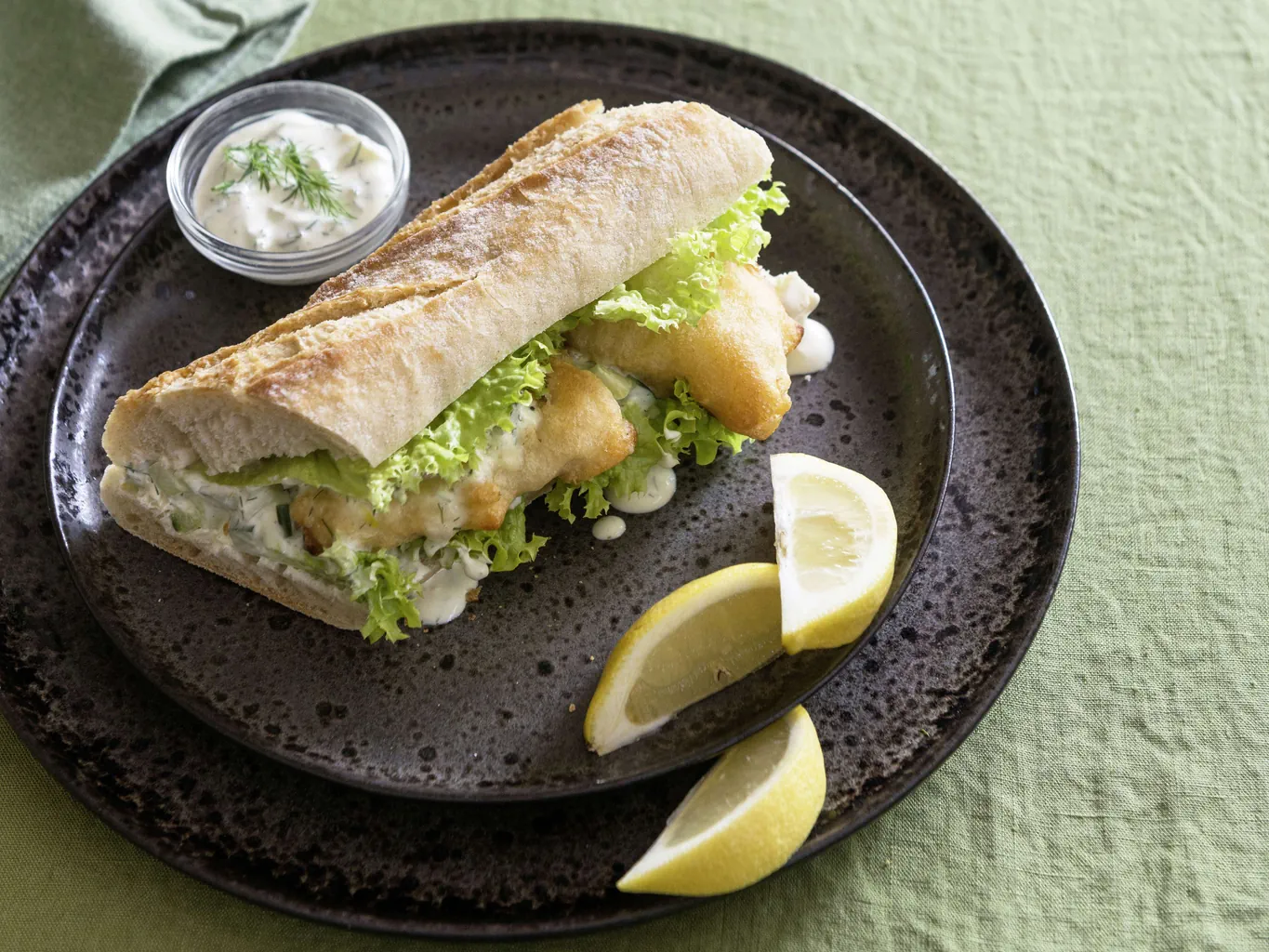Fischbrötchen mit Gurken-Dill-Sauce
