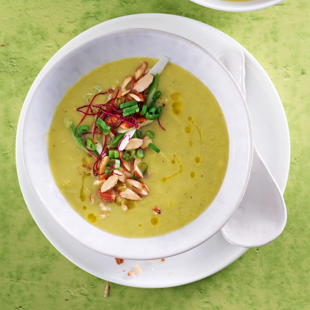 Velouté aux asperges avec topping aux amandes fumées