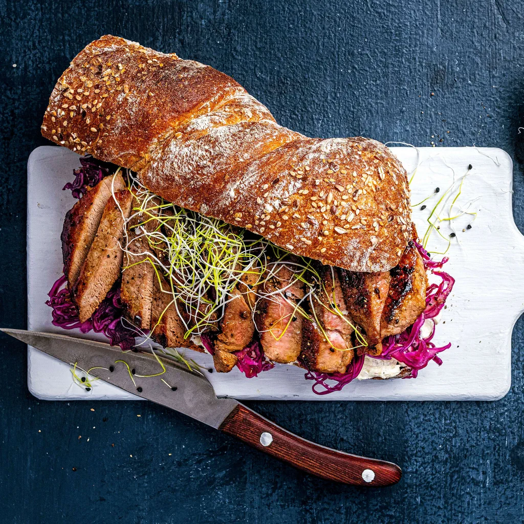 Sandwich de gibier avec salade de chou rouge 