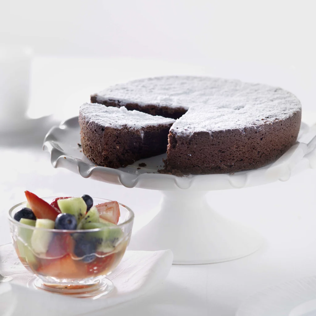Schokoladenkuchen mit Fruchtsalat