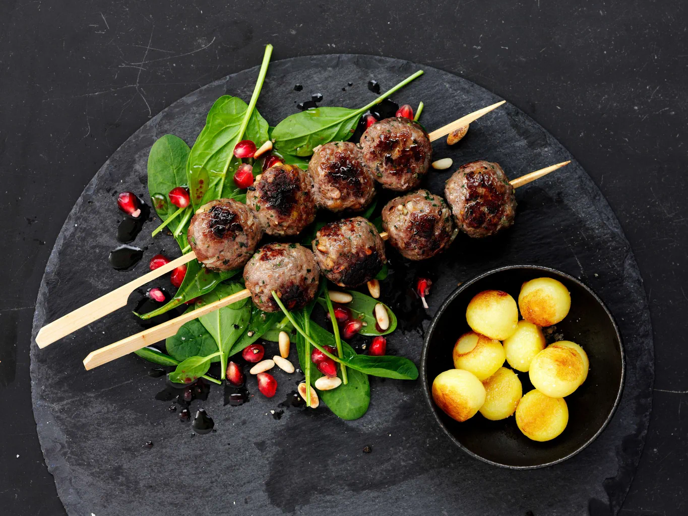 Lammhackspiessli mit Spinatsalat