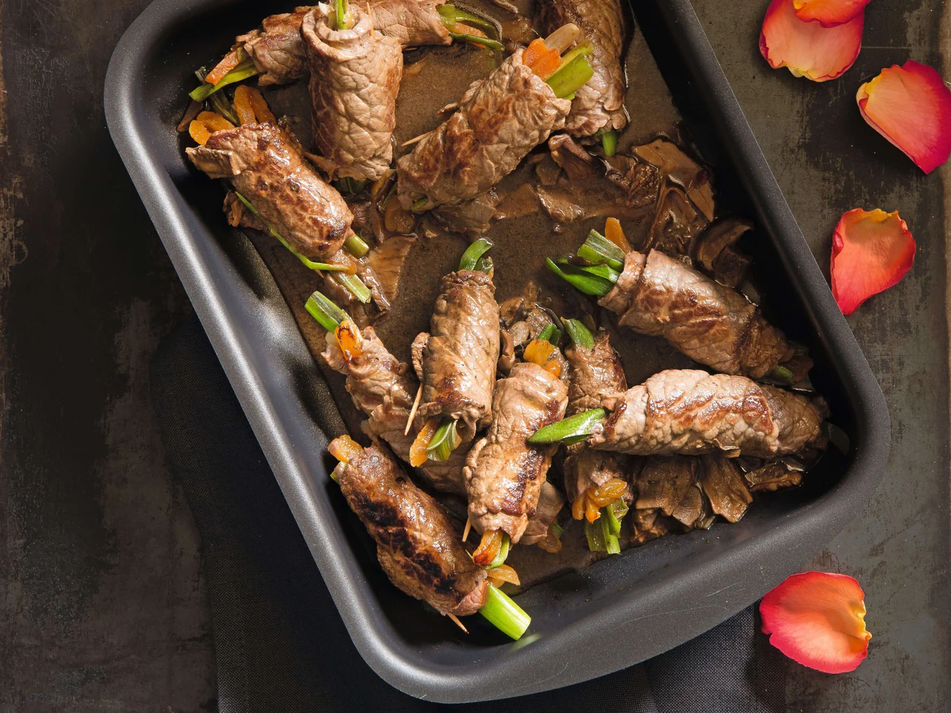 Rinds-Involtini mit Aprikosen und Frühlingszwiebeln