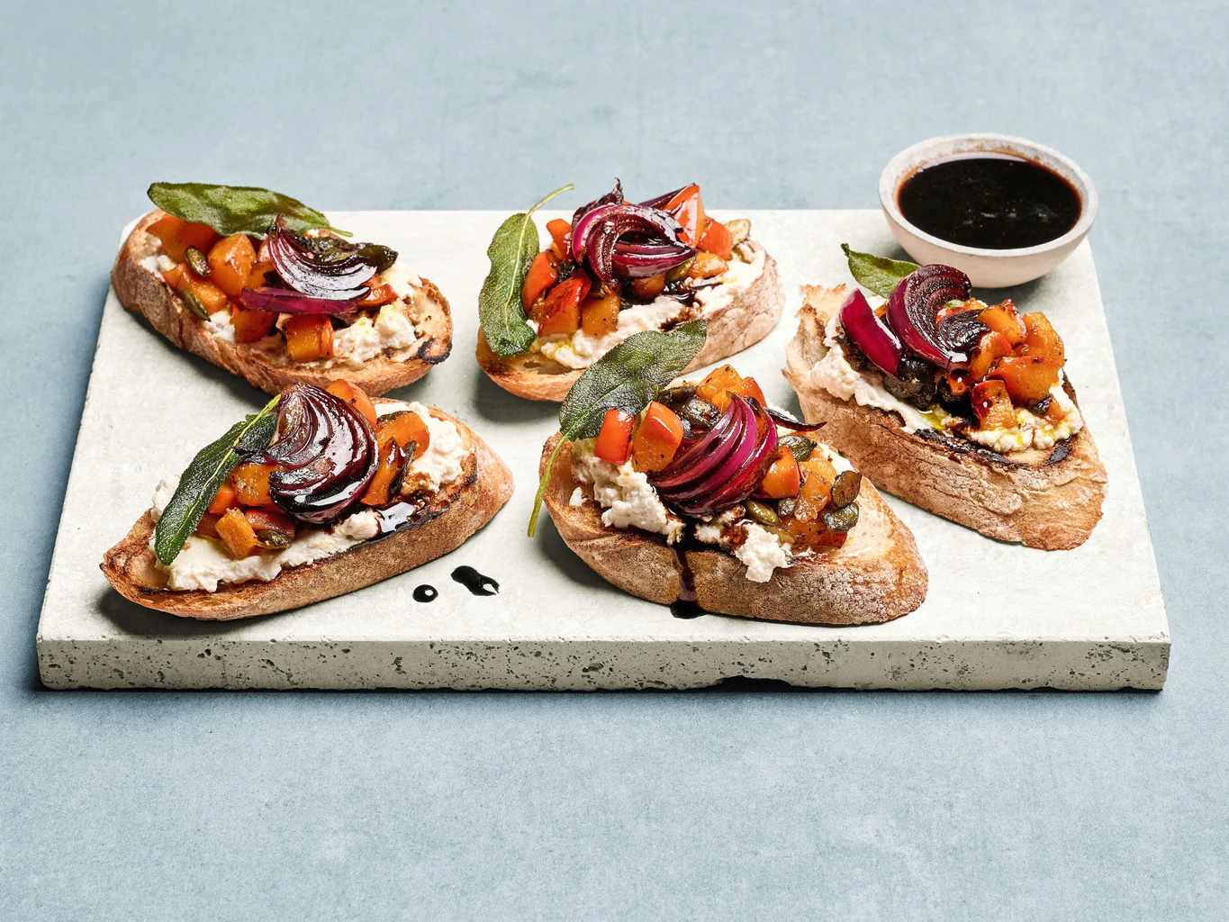 Crostini alla zucca con cipolle al balsamico