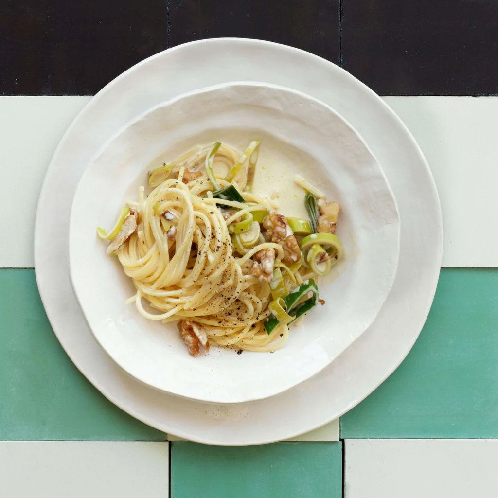 Spaghetti con salsa alle noci e ai porri