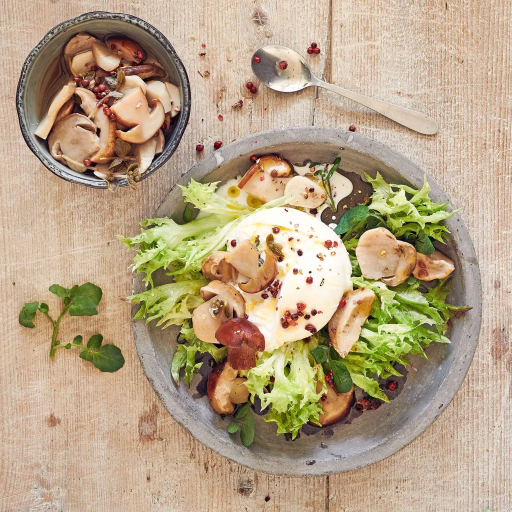 Porcini sott'aceto con insalata e mozzarella