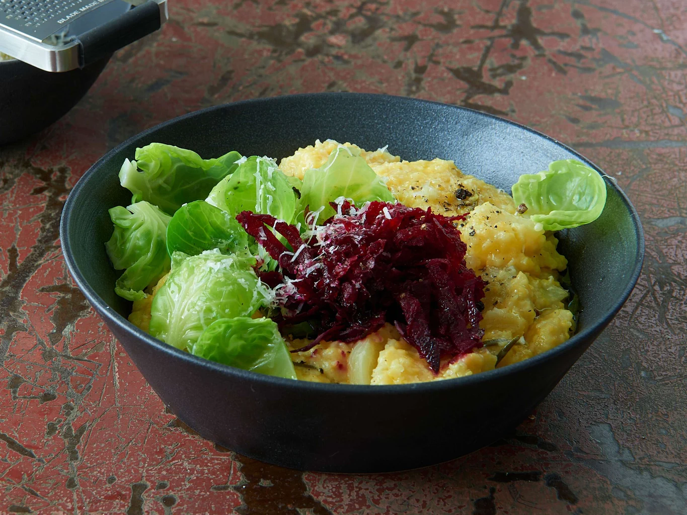 Polenta alle barbabietole con foglie di cavoletti di Bruxelles