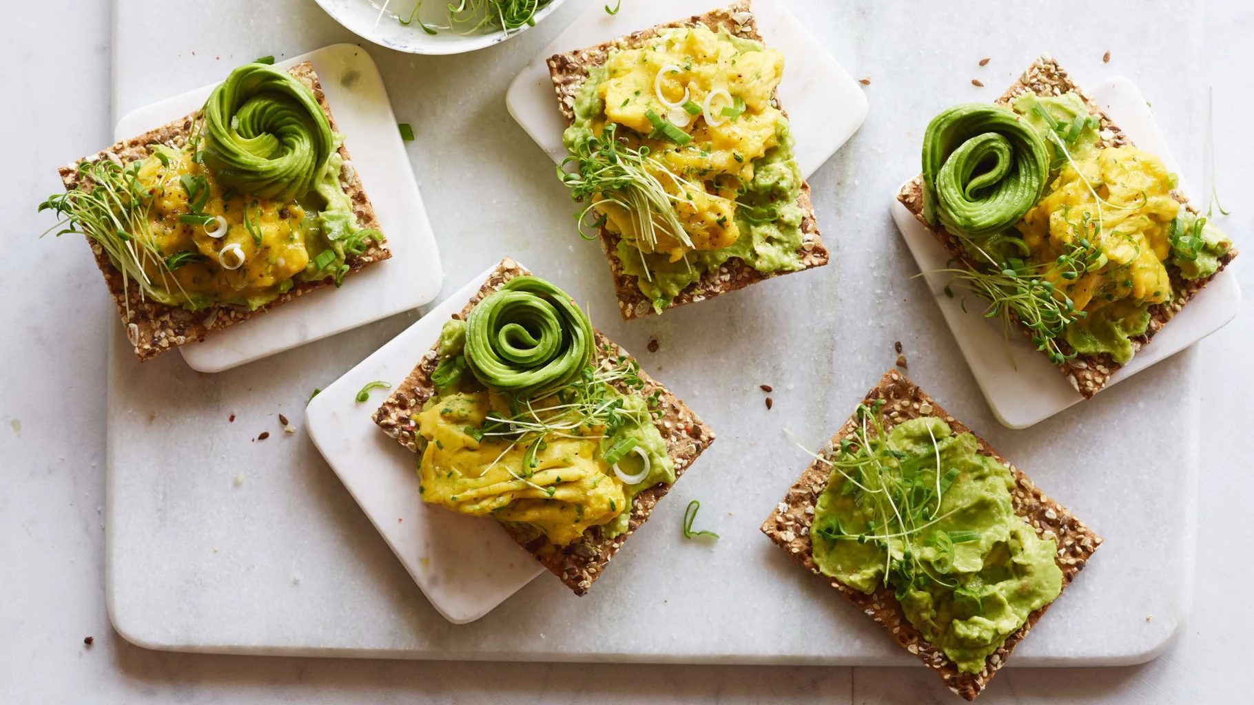 Toast all’avocado con uova strapazzate