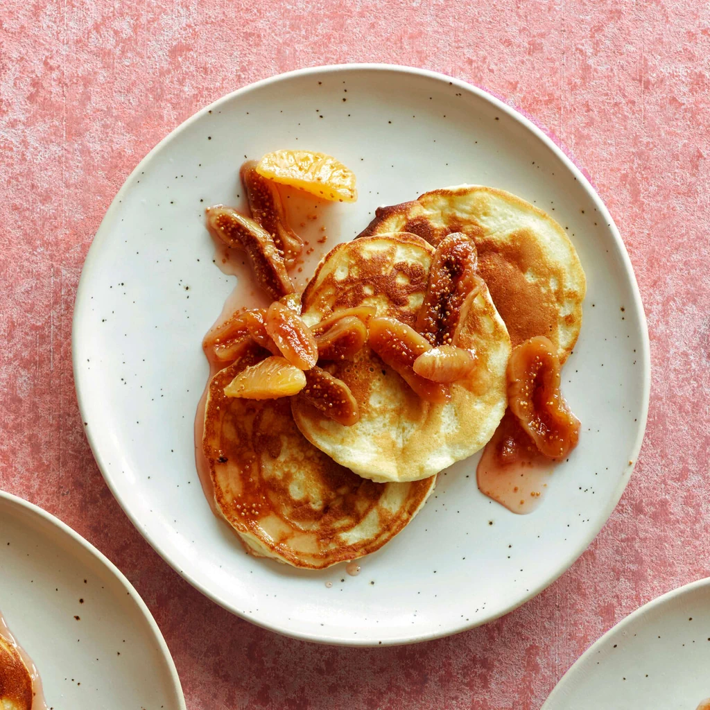 Pancakes mit Feigen in Cranberry-Sirup