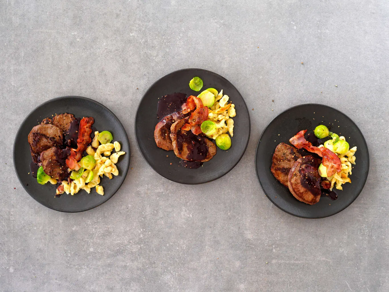 Rehschnitzel mit Portweinsauce und Speck-Rosenkohl