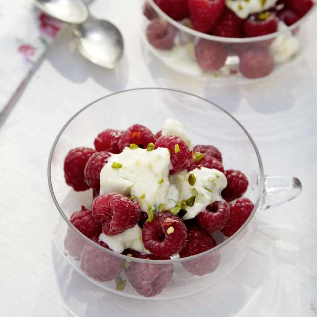 Pistazien-Kulfi mit scharfen Himbeeren