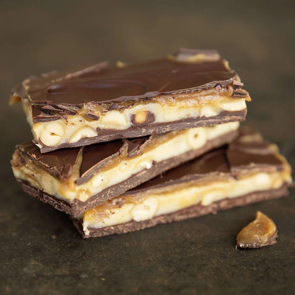 Tranches chocolatées au caramel et aux cacahouètes 