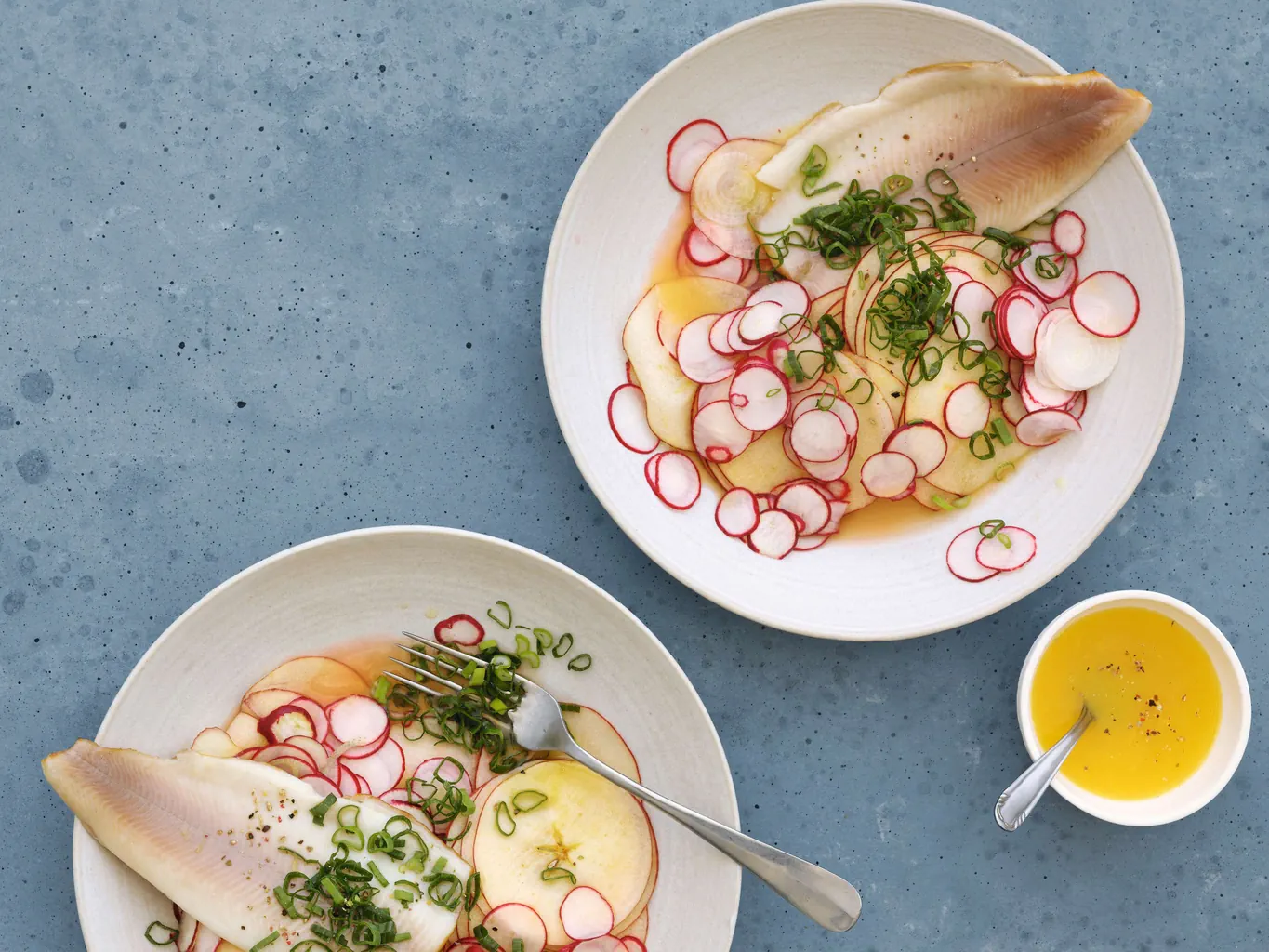 Insalata di mele e ravanelli con trota affumicata