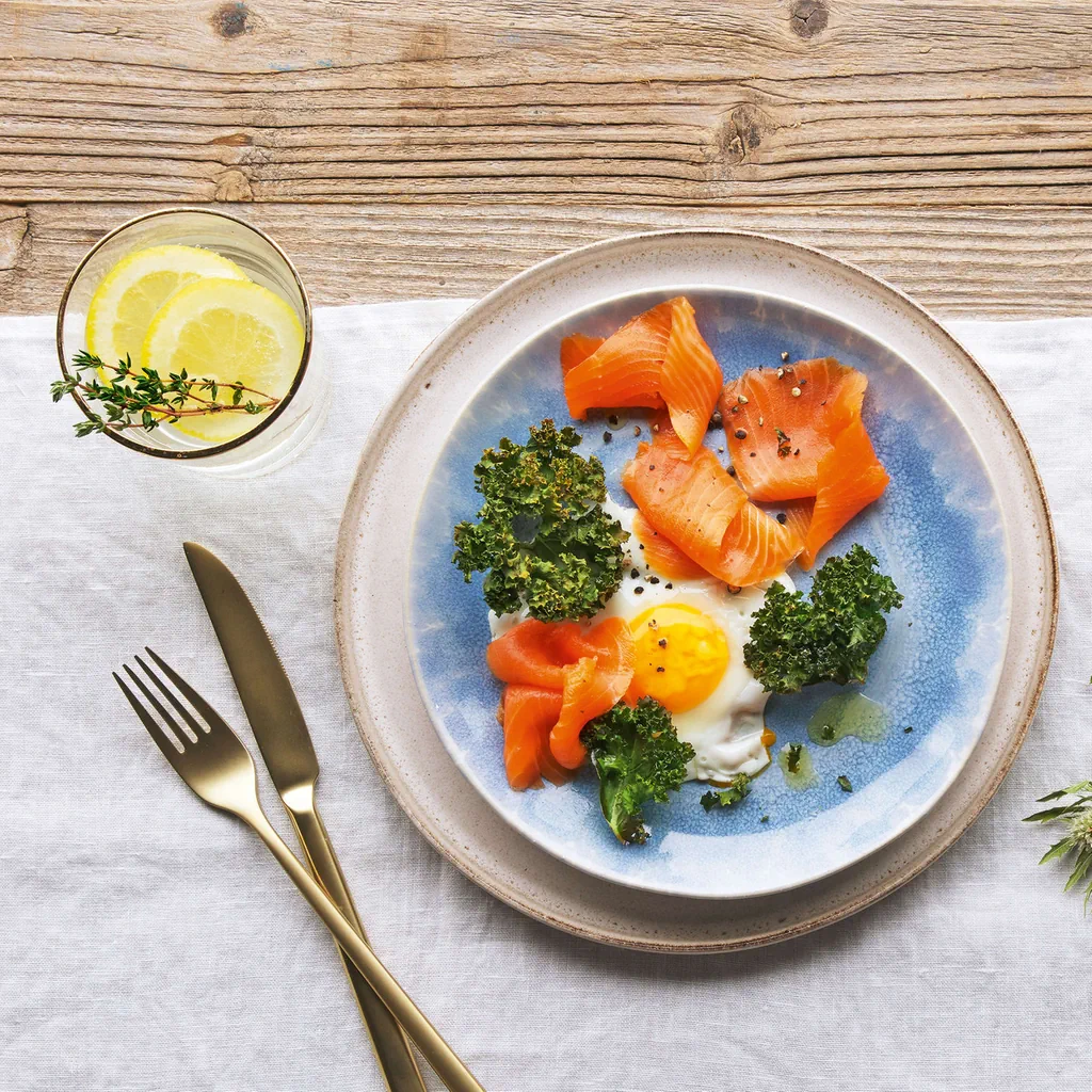 Rauchlachs mit gebackenem Federkohl und Ei