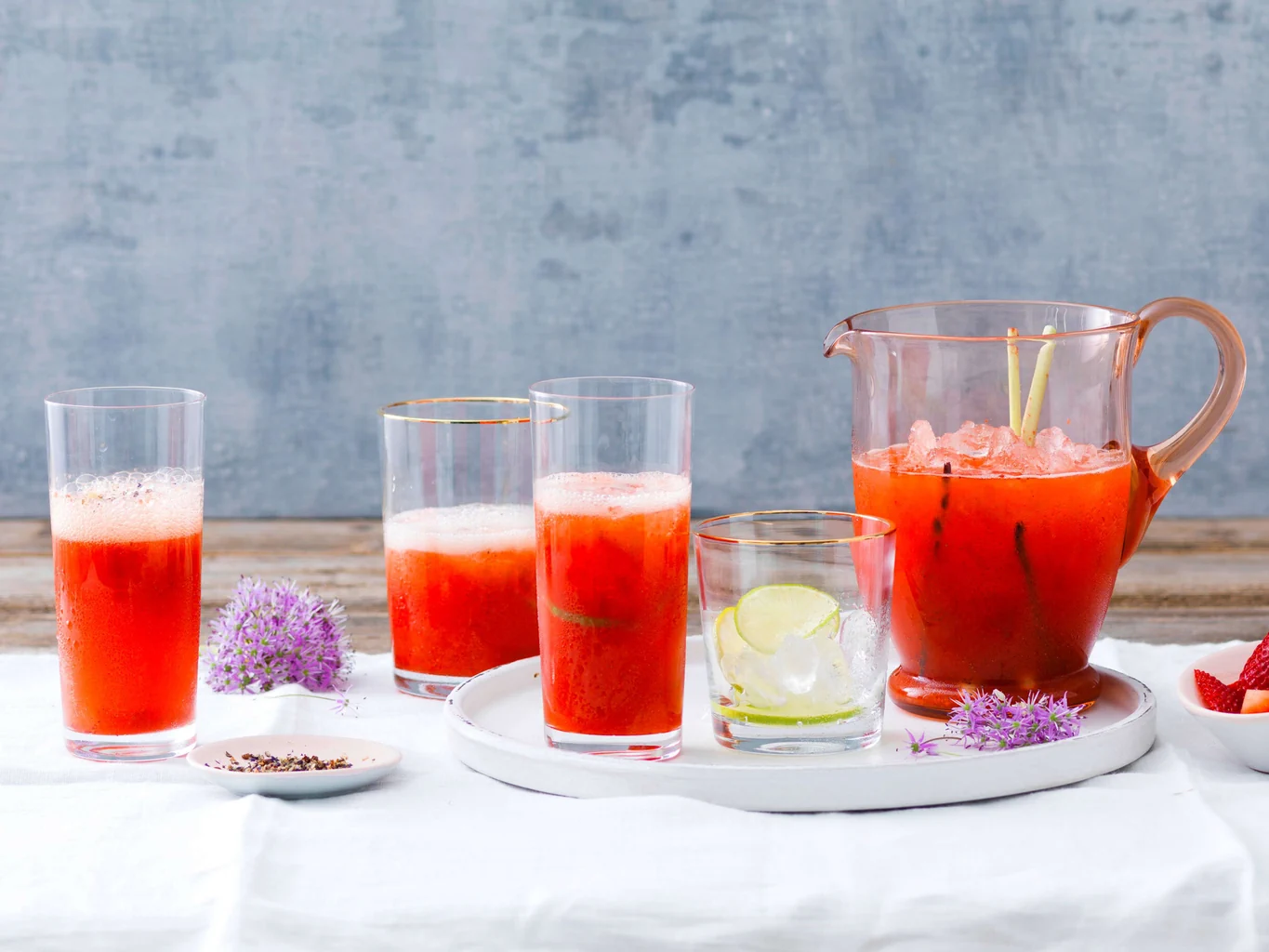 Drink alla limetta e fragola con pepe ai fiori