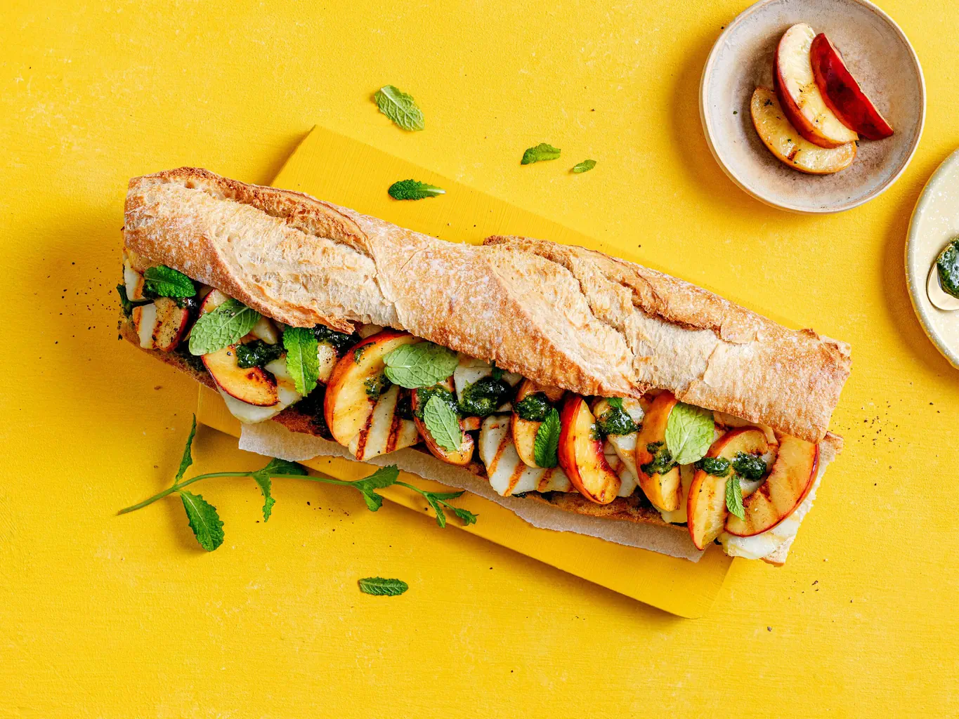 Sandwich di halloumi e nettarine alla griglia