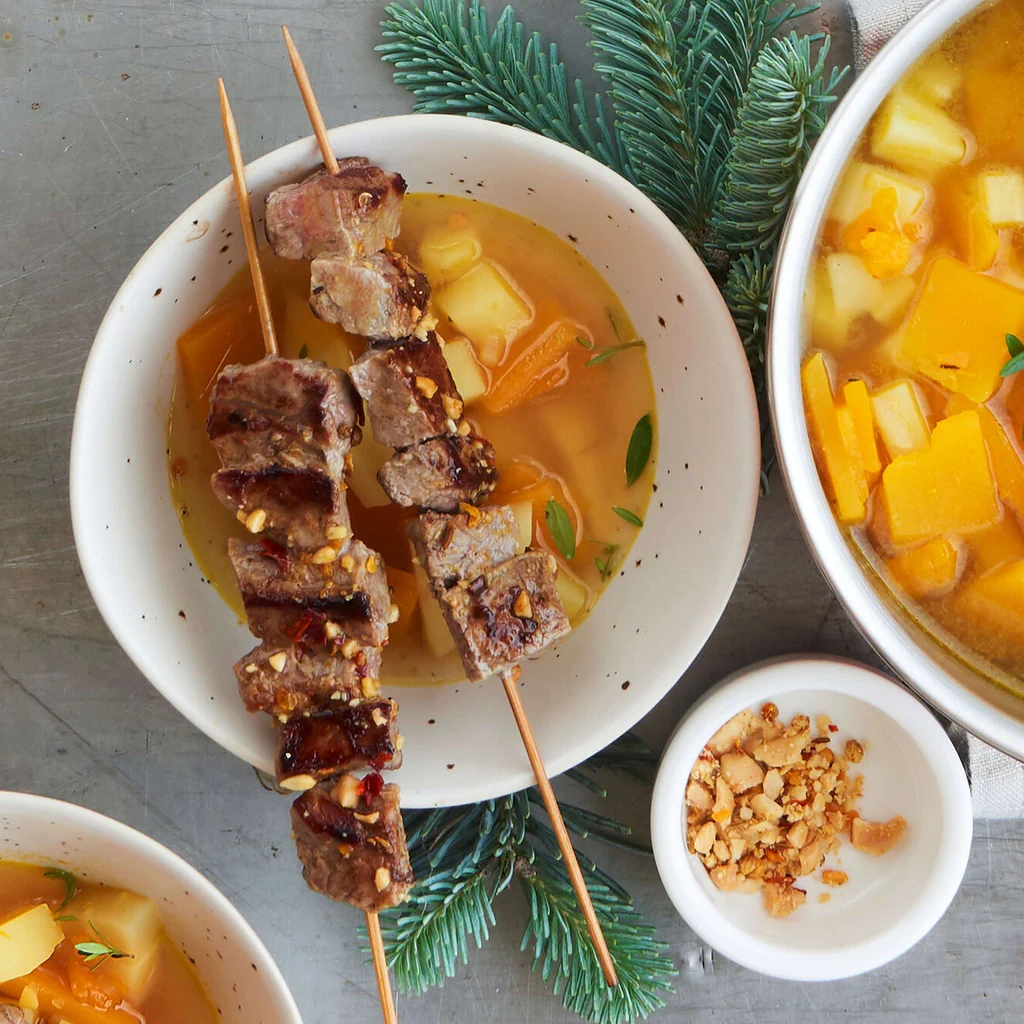 Soupe au curry avec brochettes de romsteck