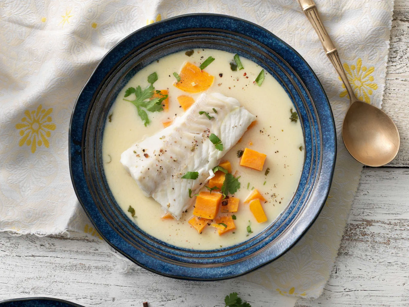 Zuppa allo zenzero e alla limetta con filetti di merluzzo
