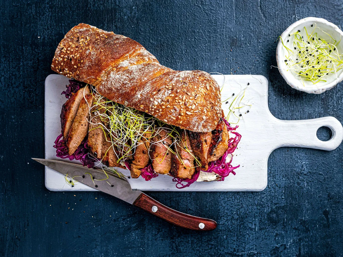 Sandwich de gibier avec salade de chou rouge 