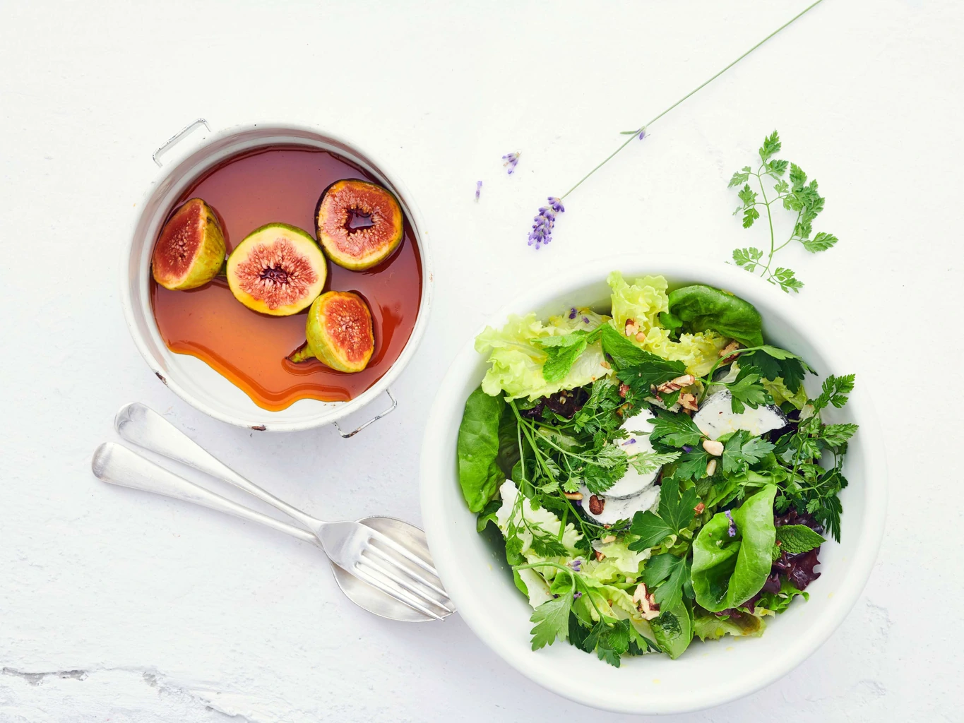 Salade aux fines herbes avec figues au caramel 