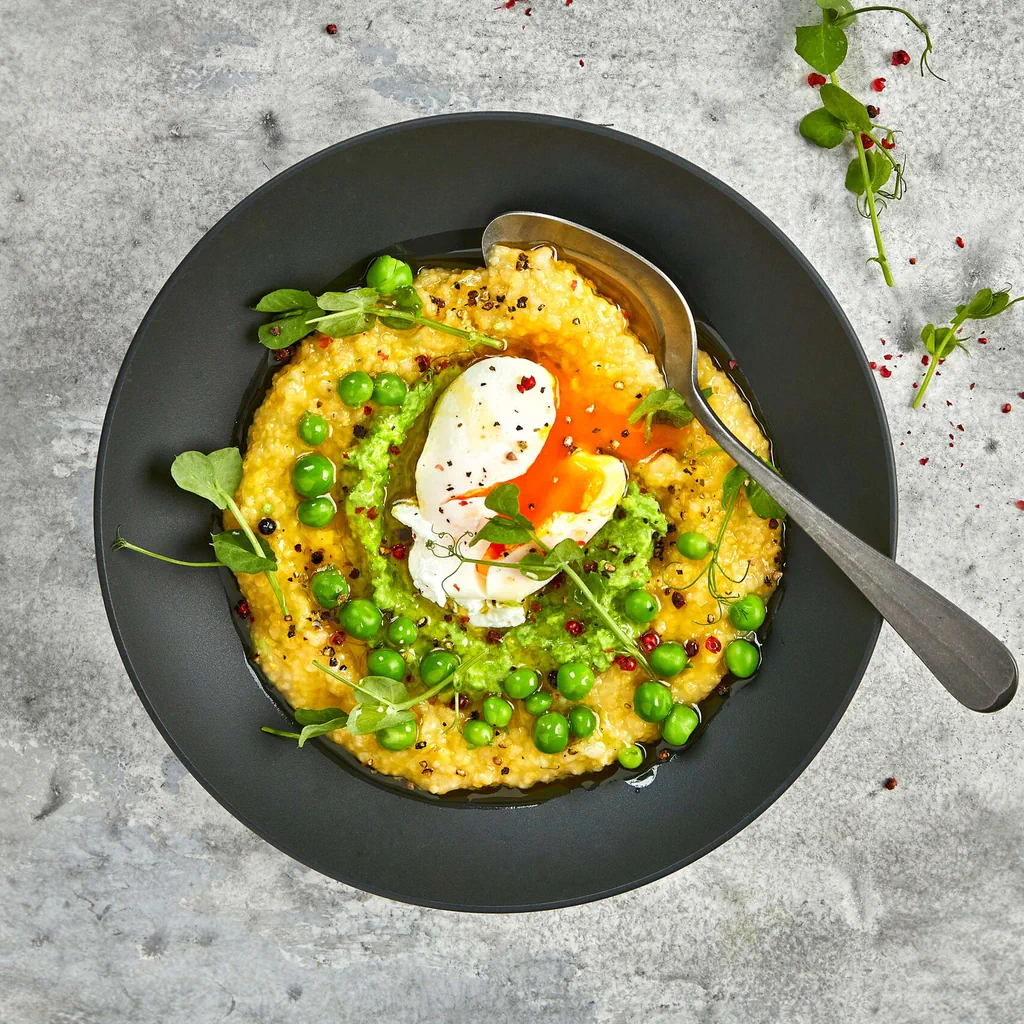 Polenta avec purée de petits pois et œuf poché