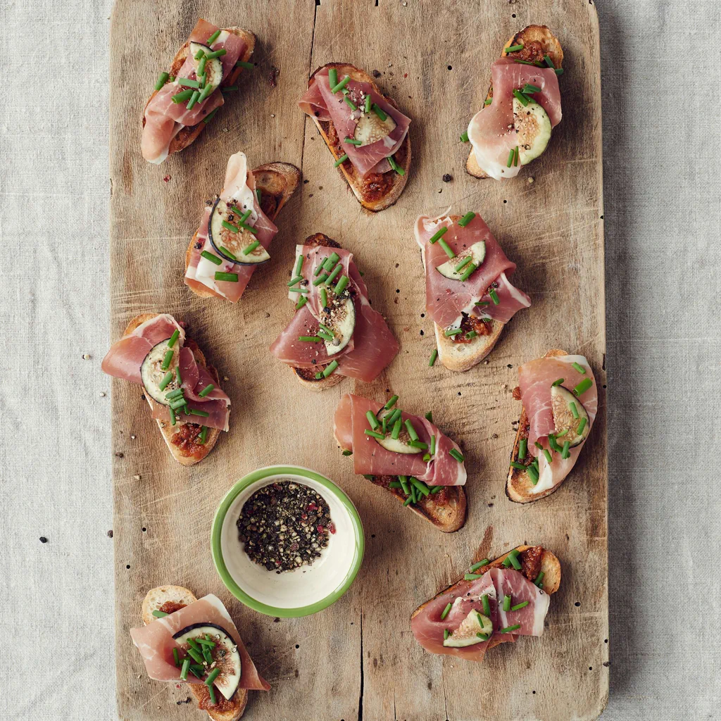 Crostini al crudo