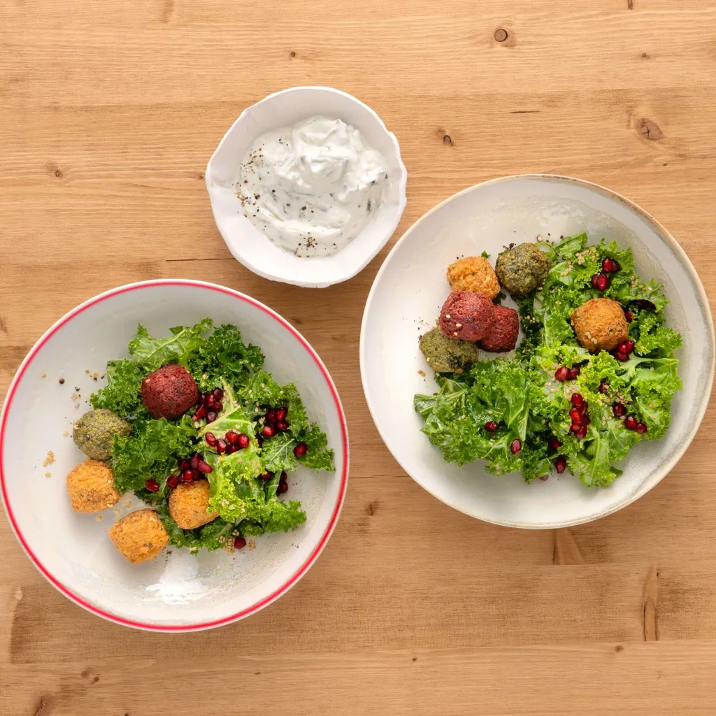 Insalata di cavolo piuma con tzatziki e falafel