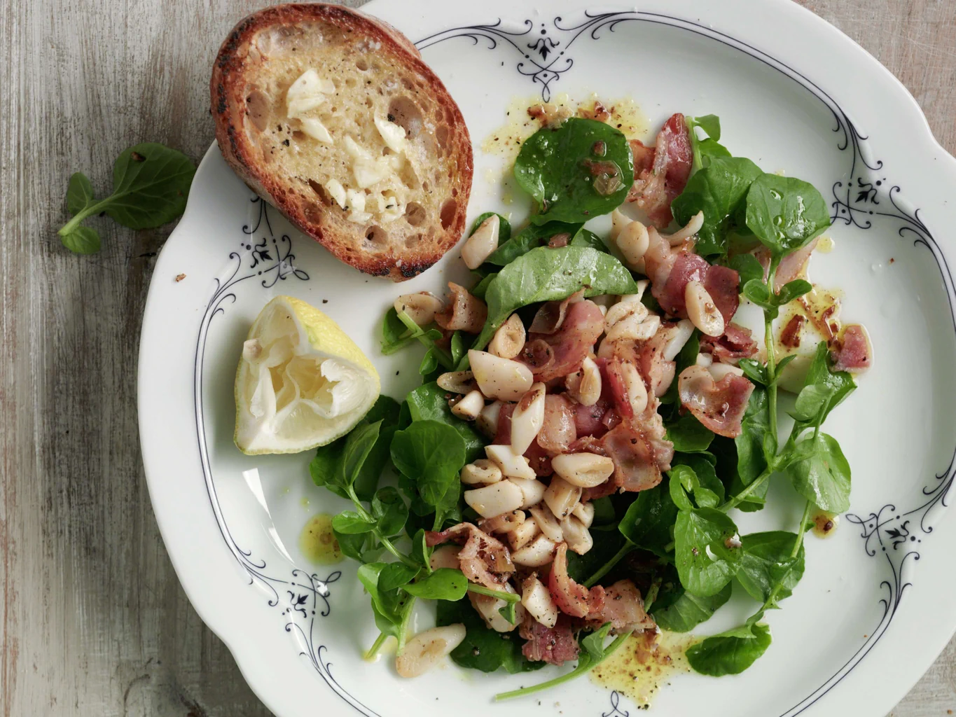 Lauwarmer Schwertmuschelsalat mit Knoblauchbaguette