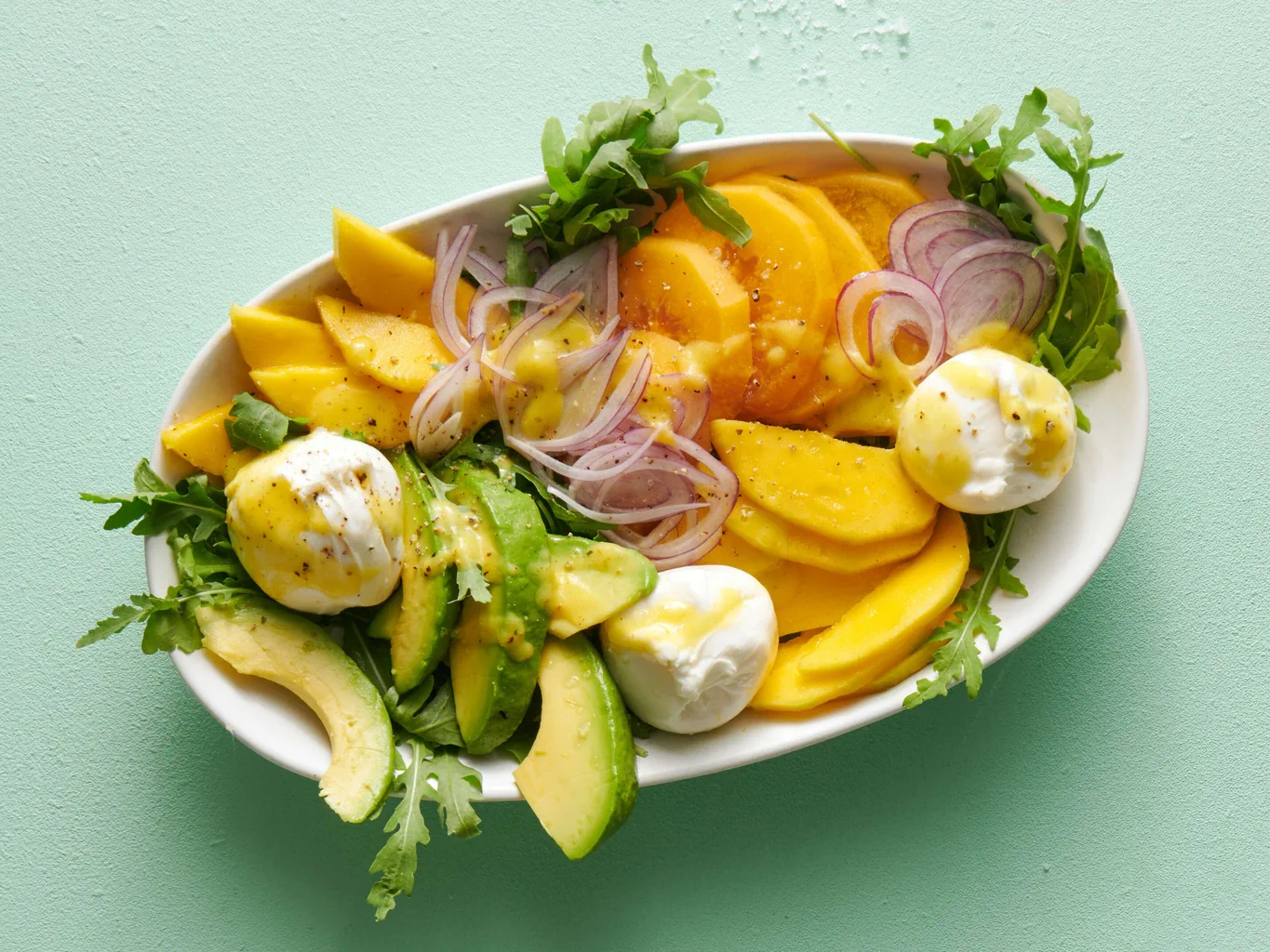 Insalata al mango e all'avocado con burrata