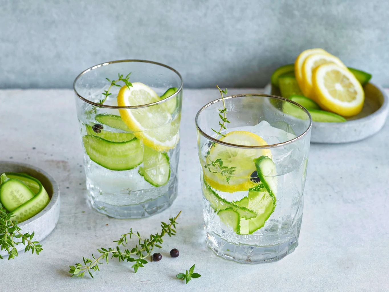 Eau aromatisée au concombre et au thym