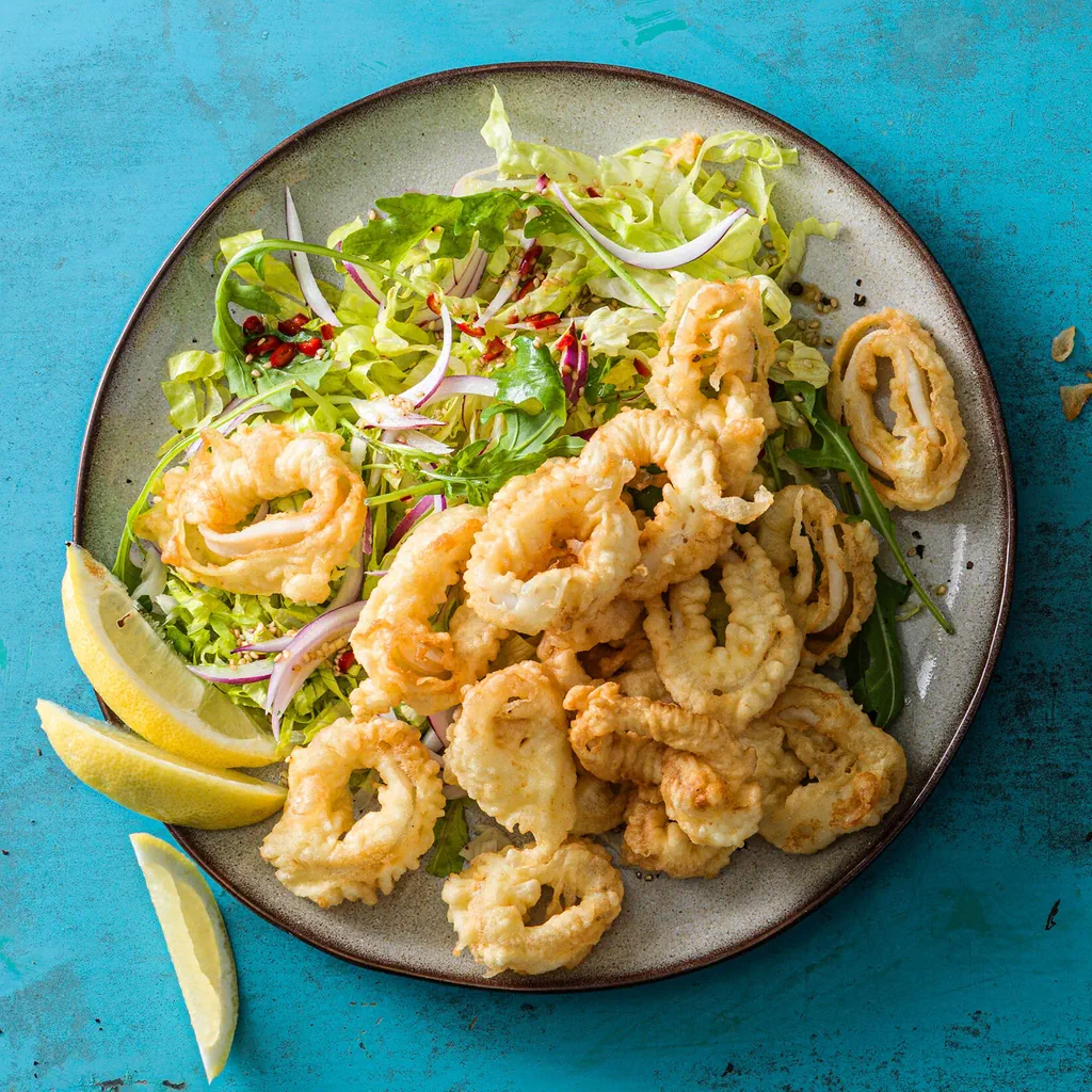 Calamari-Ringe auf Lattich mit Sesam