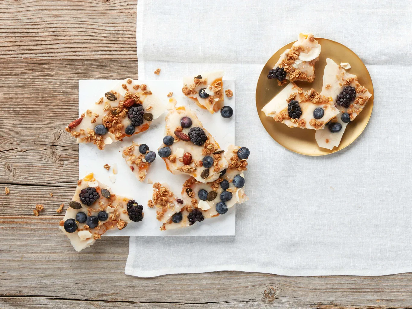 Frozen yogurt bark con granola