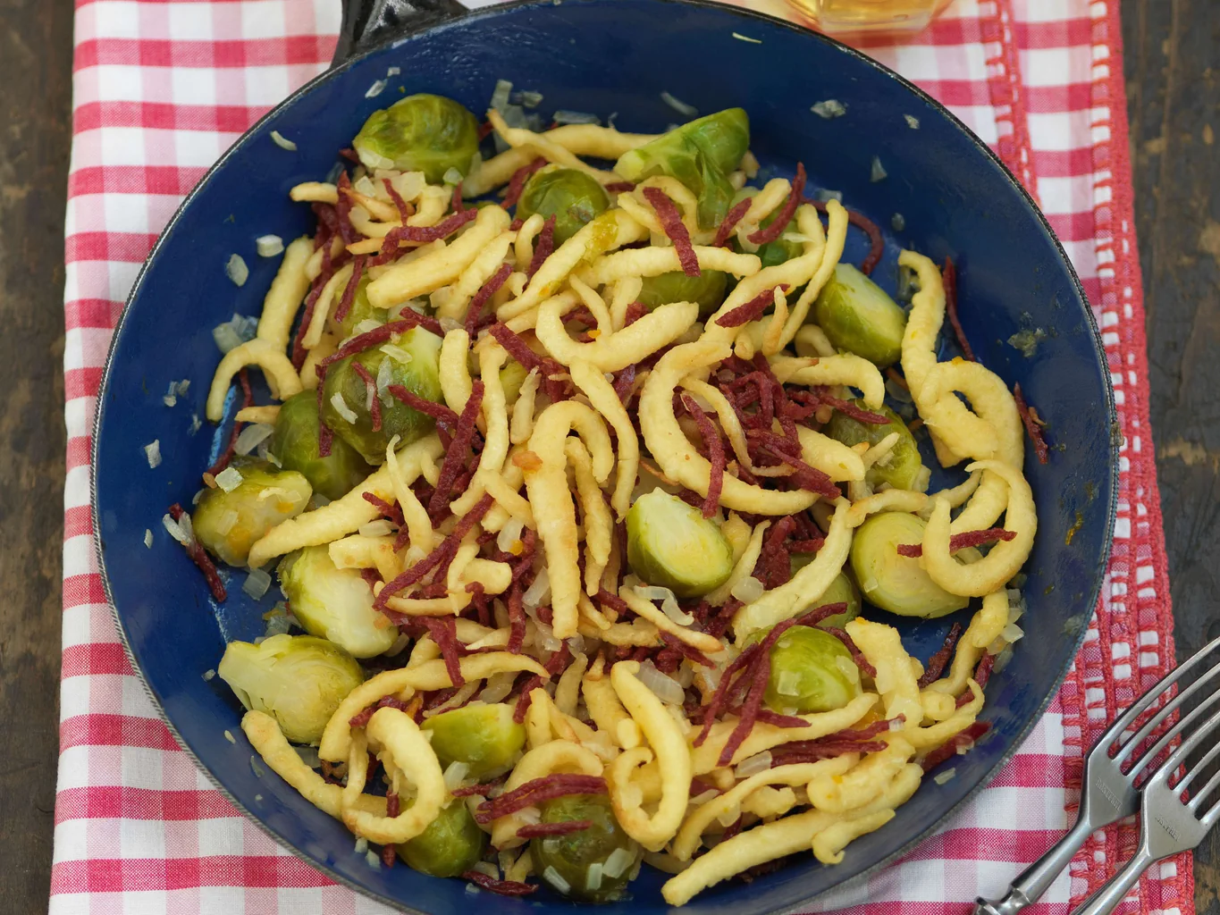 Padellata di spätzli con cavoletti e salsiz di cervo