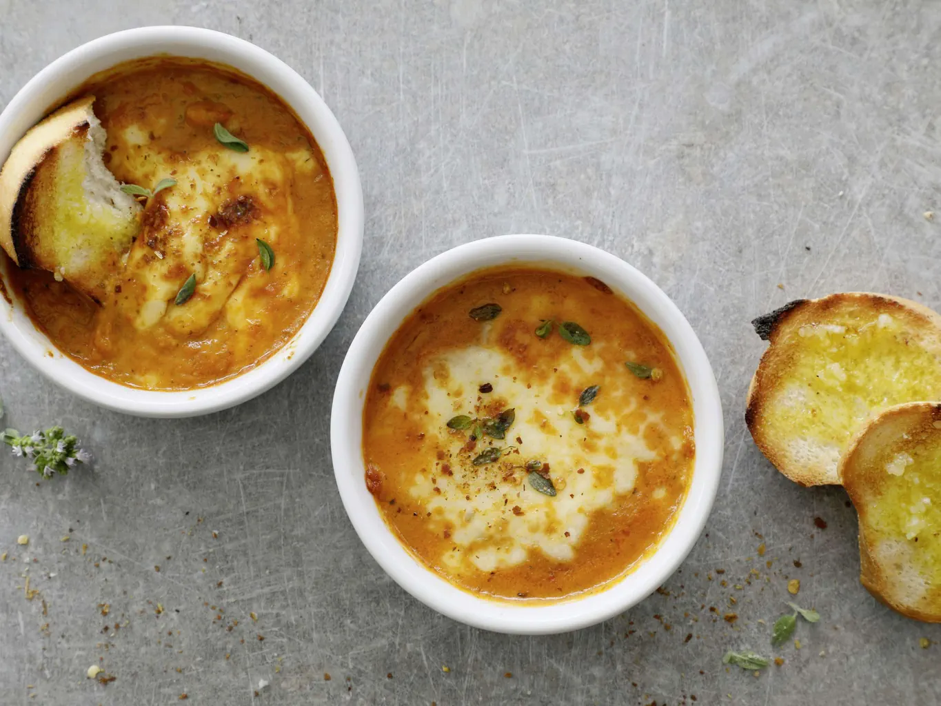 Zuppetta alla mozzarella con pane all'aglio