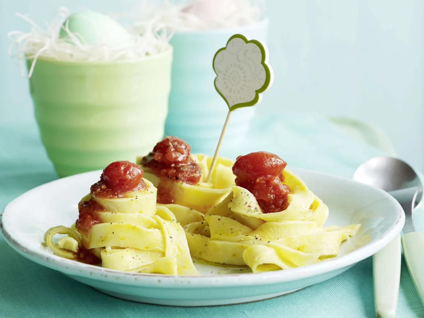 Hausmachernudeln mit Tomatensugo