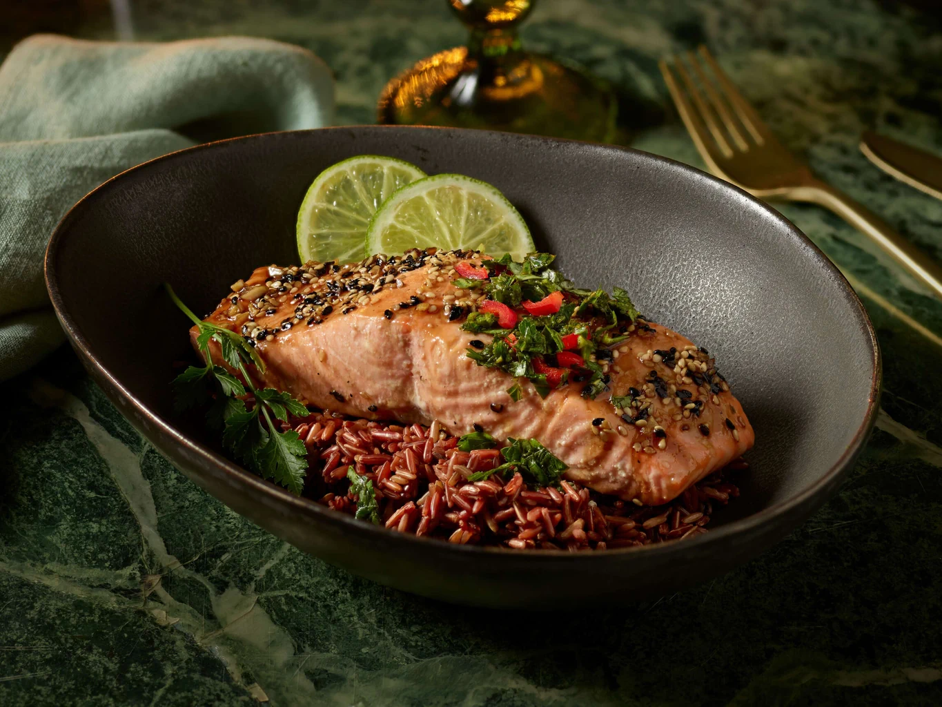 Salmone al forno con topping alle erbe