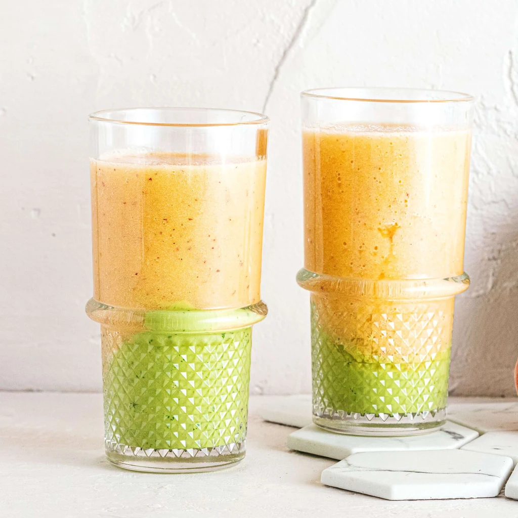 Smoothie alla pesca, al melone e all'avocado