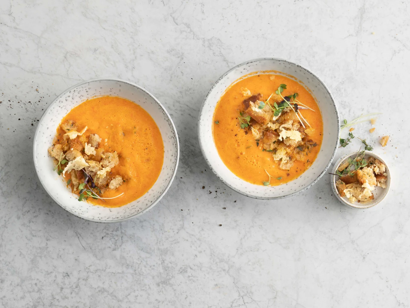 Peperonisuppe mit Parmesan-Croûtons