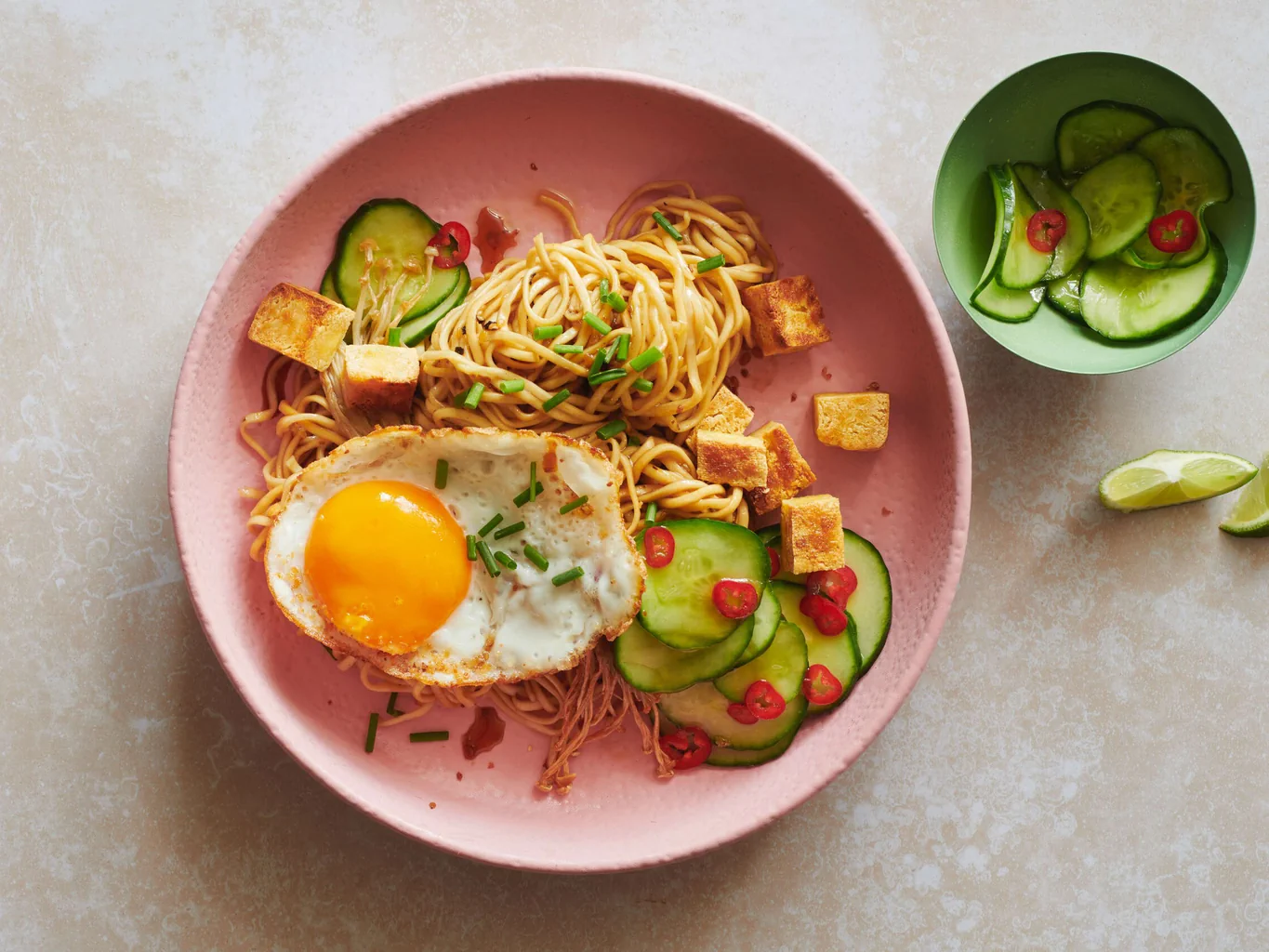 Tofu-Nudeln mit Ei und Gurkensalat