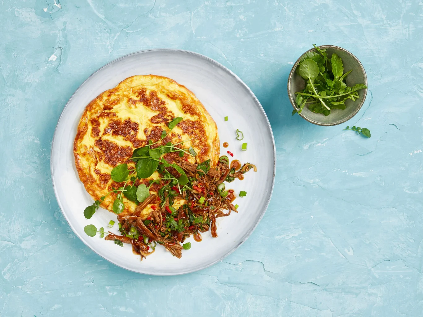 Omelette avec porc effiloché mariné