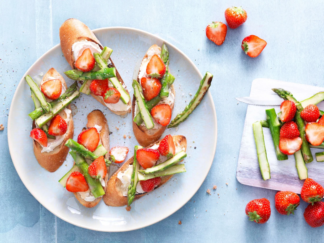 Crostini mit Spargeln und Erdbeeren 